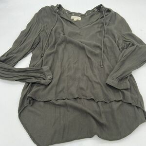 Cloth & Stone Women’s Med Green Long Sleeve V-Neck Top grommet tassel high low